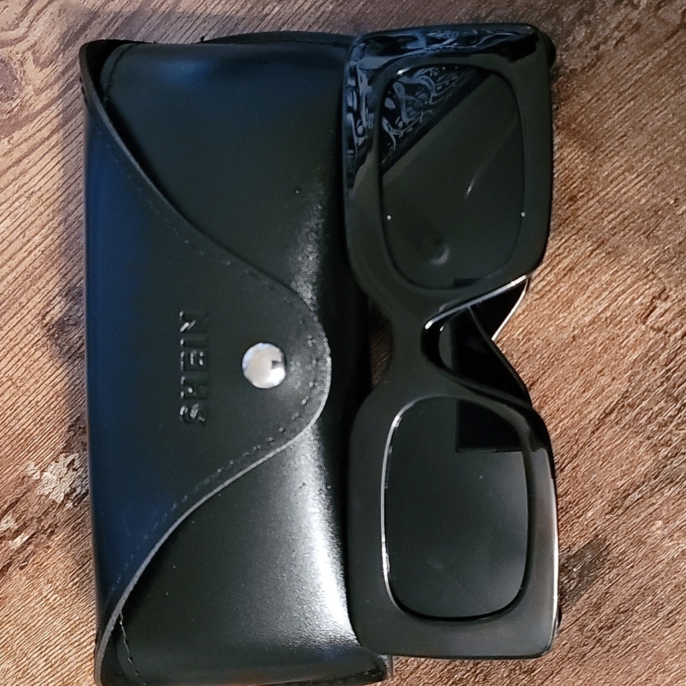 Shein Black Square Women's Sunglasses w Case NWOT